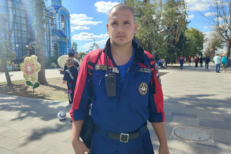 На праздниках и массовых мероприятиях добровольцы Института гражданской защиты оказывают поддержку жителям ЛНР