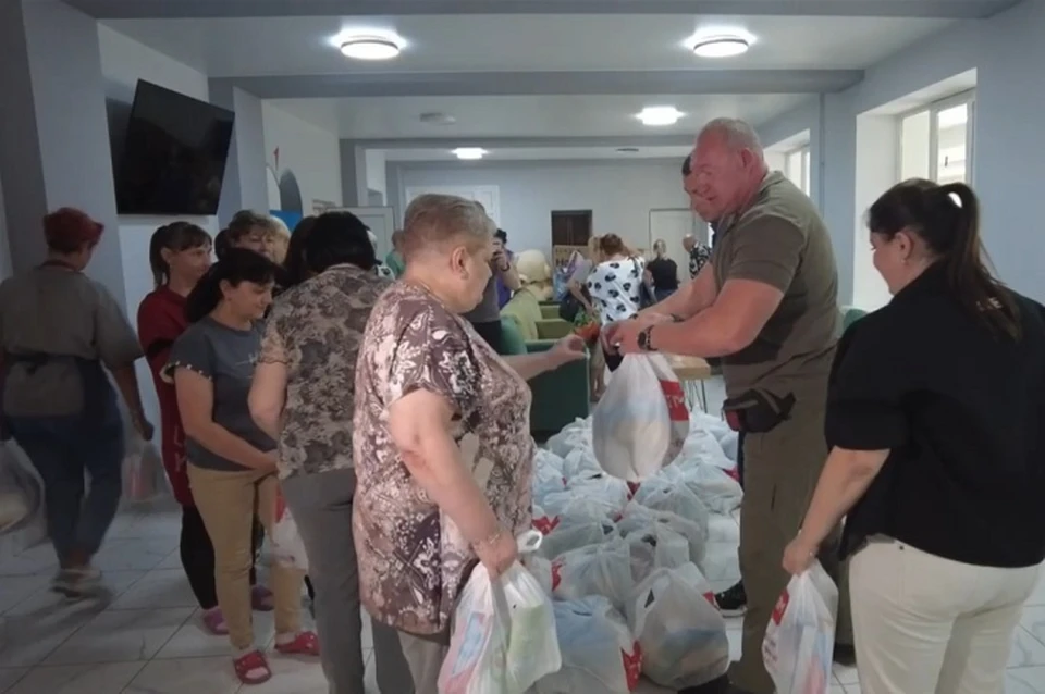 В наборах - продукты питания и средства бытовой химии. Фото: ТГ/Волошин