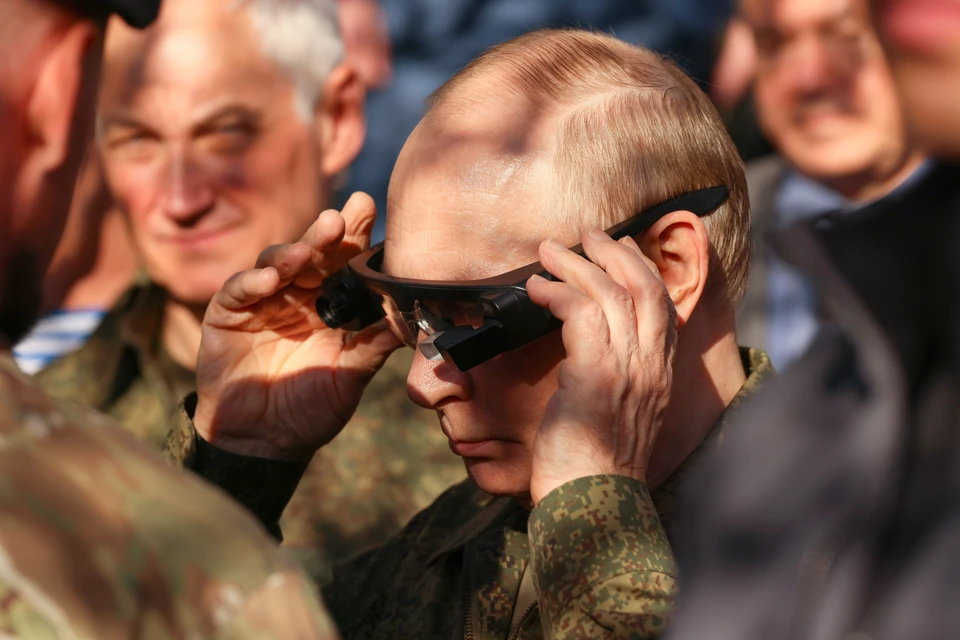 Путин опробовал новейшие тепловизионные очки «Стрекоза». Фото: Михаил Метцель/ТАСС.