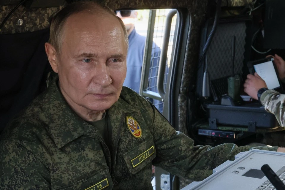 Владимир Путин прибыл на учения «Запад-2025» в камуфляжной форме