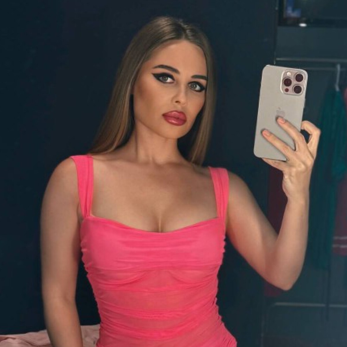 Ол отырды және оның кискасын көрсетті.