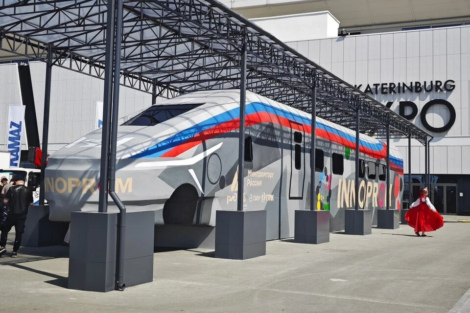 На стройке уже работают 7 тысяч человек, а на Урале создают первые поезда.