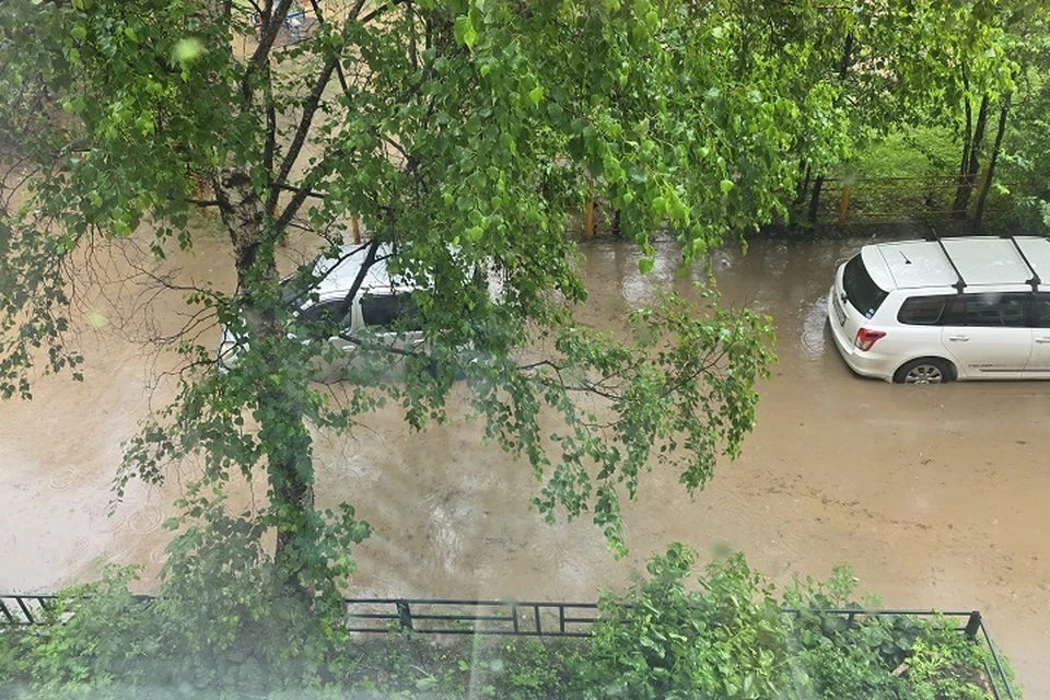 Жителей дома № 27 по улице Демьяна Бедного окружает вода. Фото: портал golos27.ru