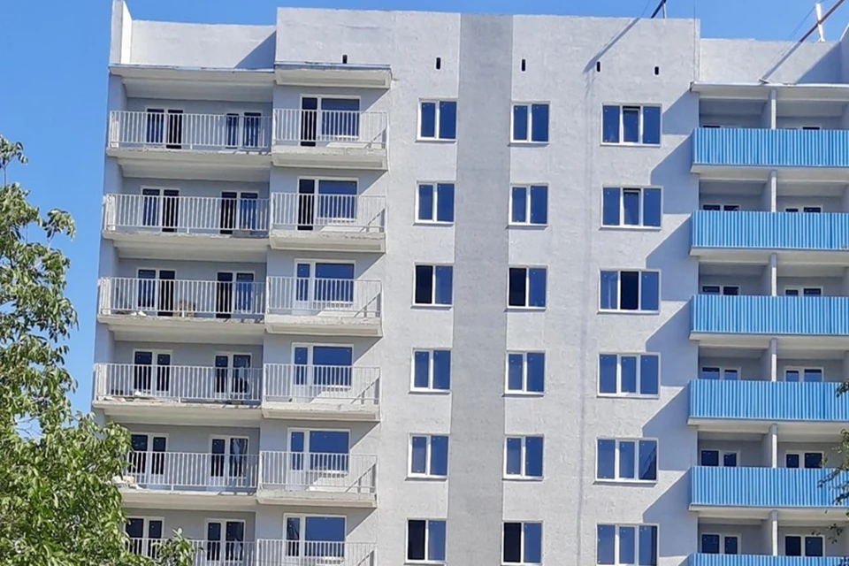 В Орджоникидзевском районе Мариуполя восстанавливают многоквартирный дом. Фото: Администрация Мариуполя