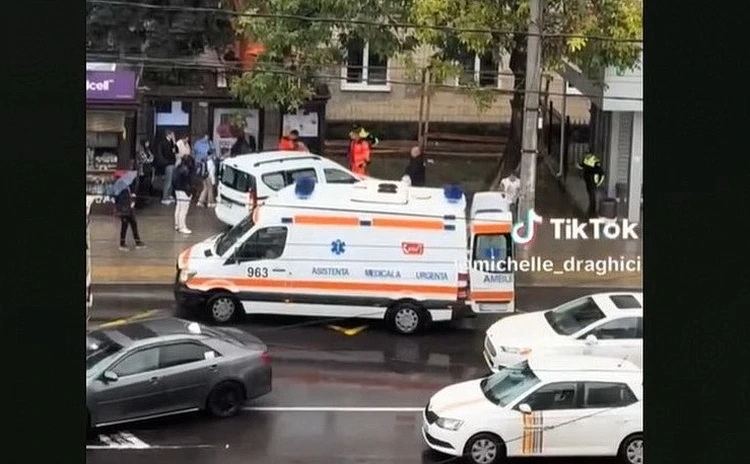 Страшное ДТП в Кишиневе: Автомобиль въехал в остановку с людьми
