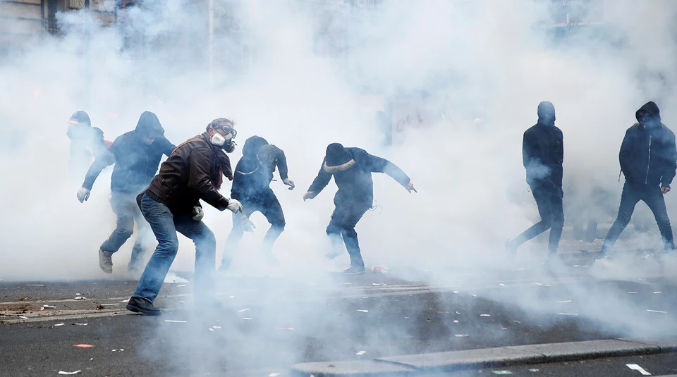 В Марселе протестующие заблокировали военный завод компании Eurolinks. Фото:Gonzalo Fuentes/Reuters