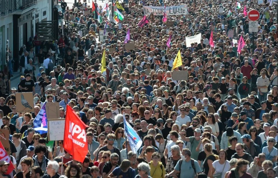 Участники акции протеста, организованной крупнейшими профсоюзами против сокращения бюджета, в Нанте, Франция. AP Photo / Mathieu Pattier