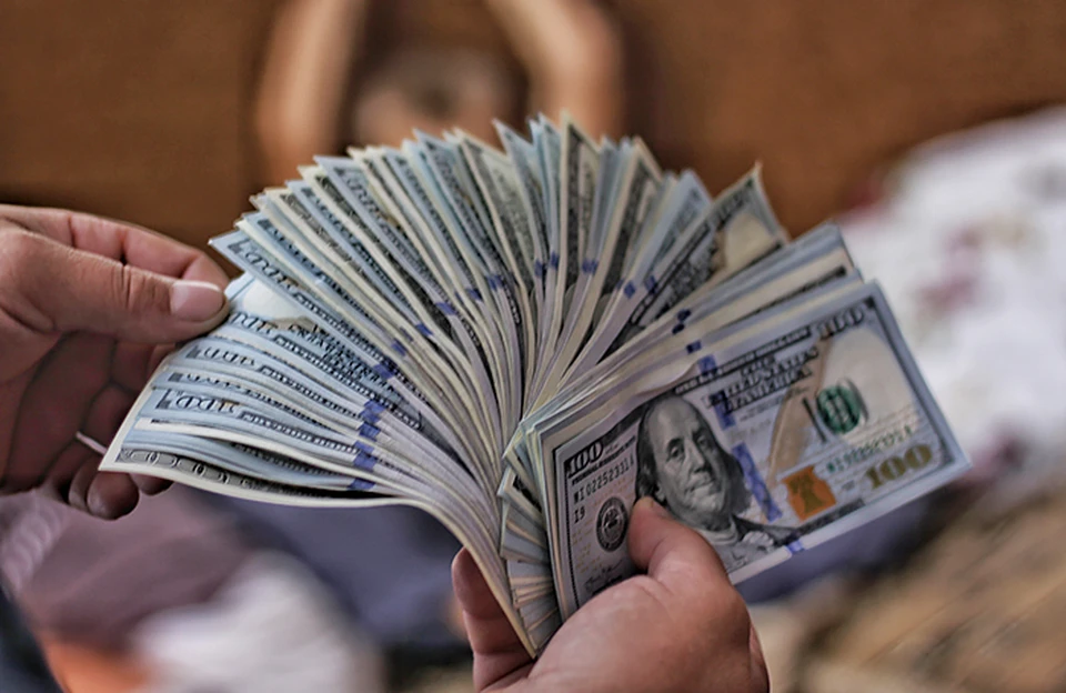 Из-за спроса на «синие» купюры нового образца, их часто продают дороже обычного курса. Фото:соцсети