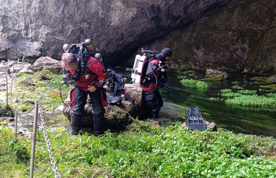 Учёные ищут скрытые источники в известной пещере.