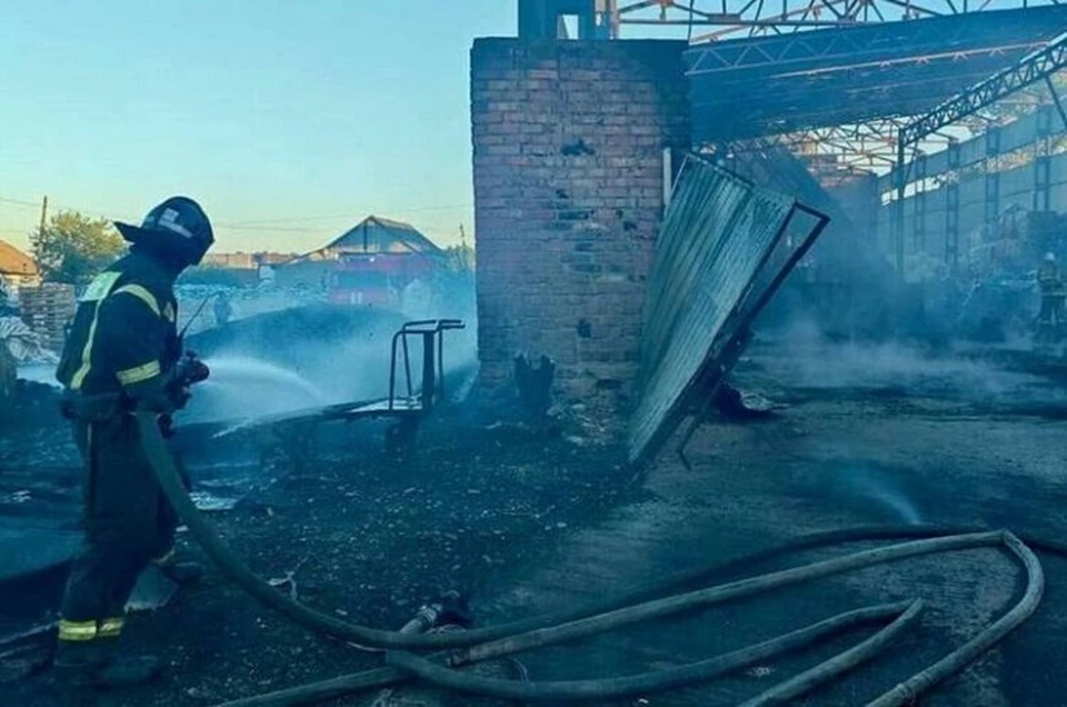 В тушении принимали участие 19 человек и шесть единиц техники. Фото: МЧС СК