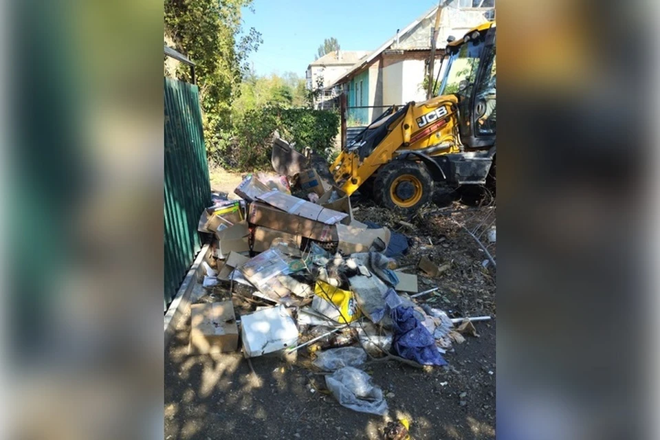 В Мелитополе рядом с мусорными баками часто образуются стихийные свалки. Фото: администрация городского округа Мелитополь