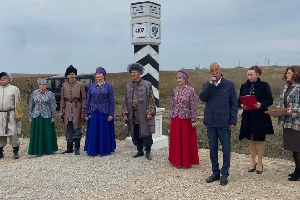 В Свирске торжественно открыли исторический верстовой столб с QR-кодом. Фото предоставлено организаторам