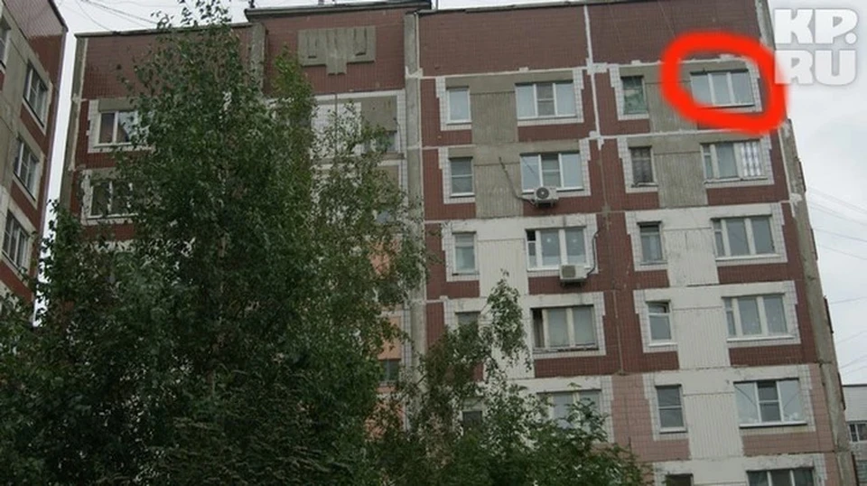 Фото: из этого окна мать выбросила 9-месячного сына/ryazan.kp.ru