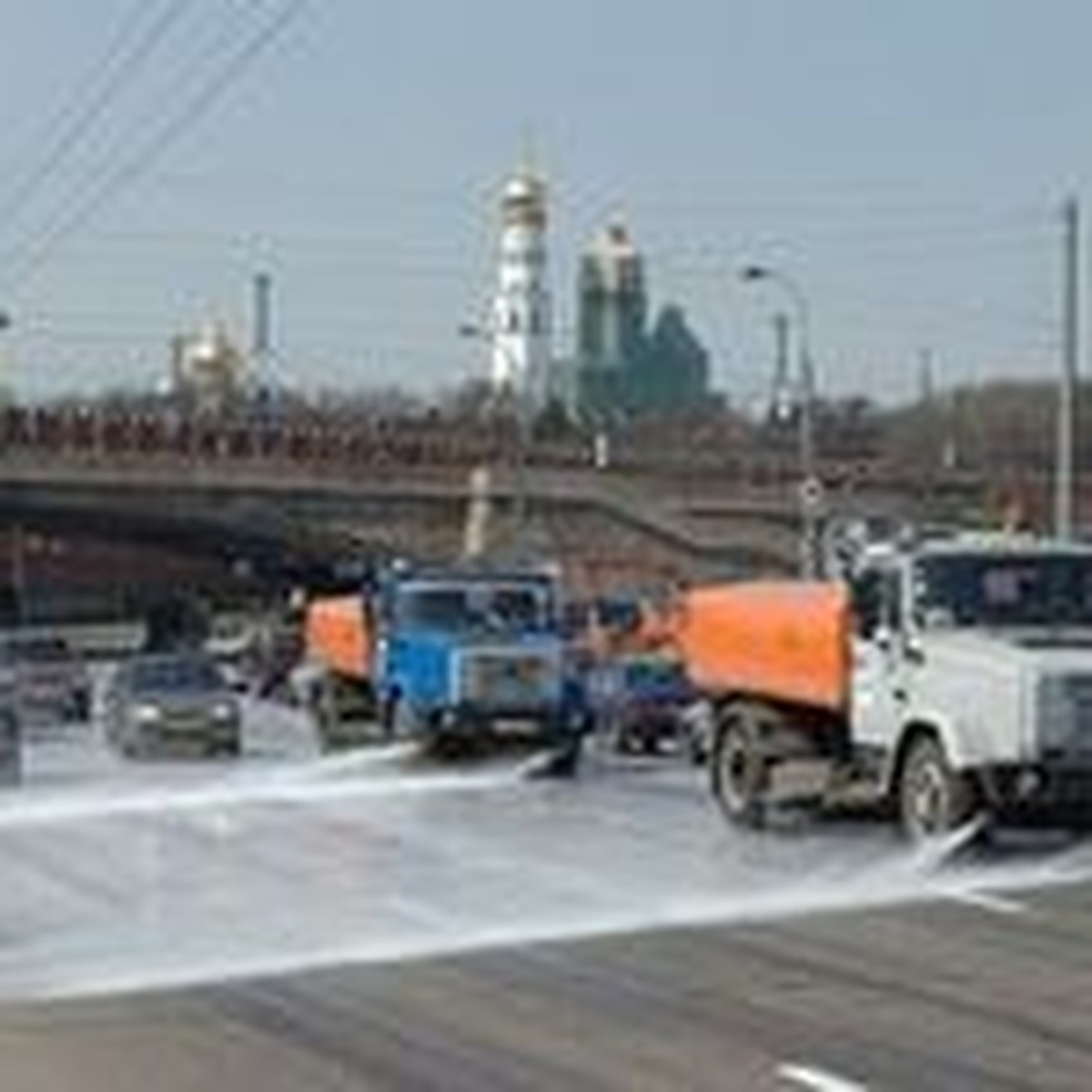 Московские дороги начали мыть с шампунем - KP.RU