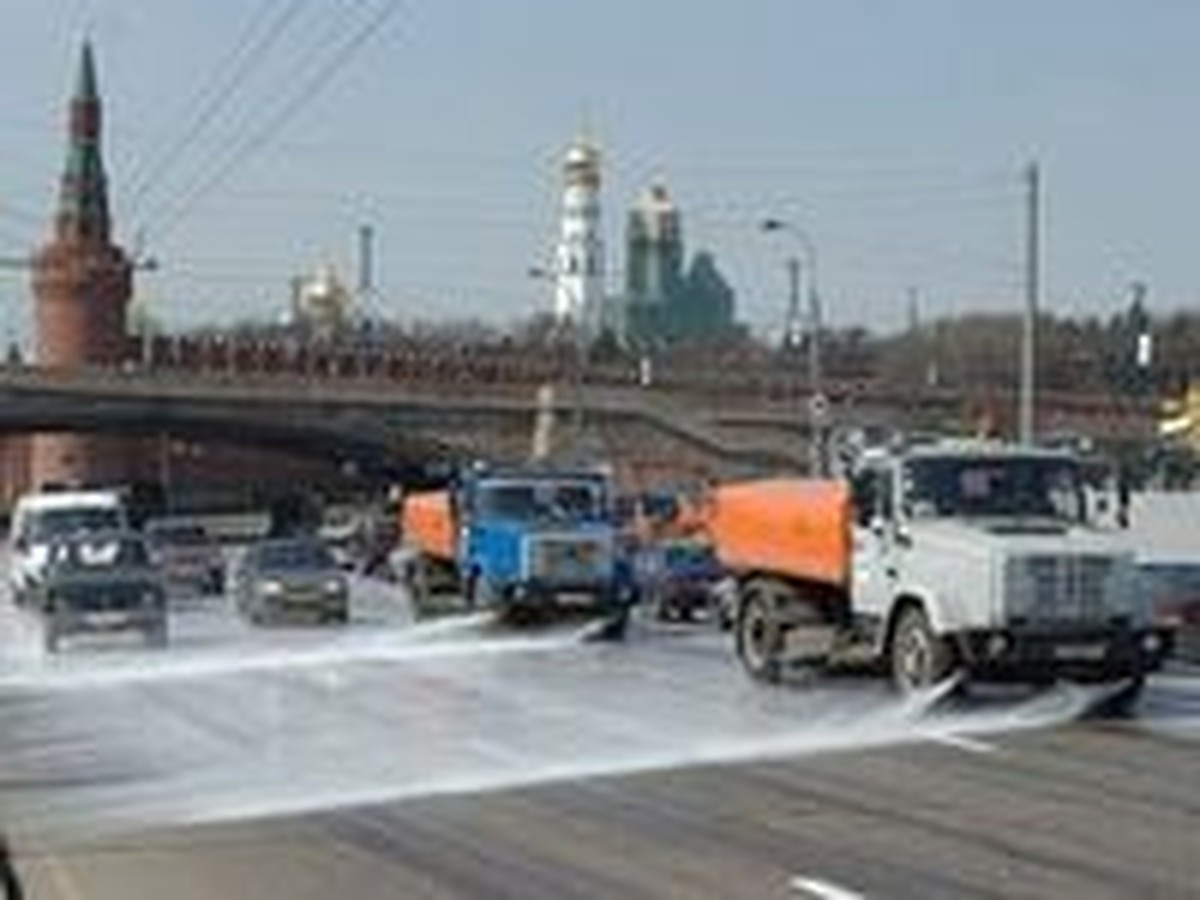 Московские дороги начали мыть с шампунем - KP.RU