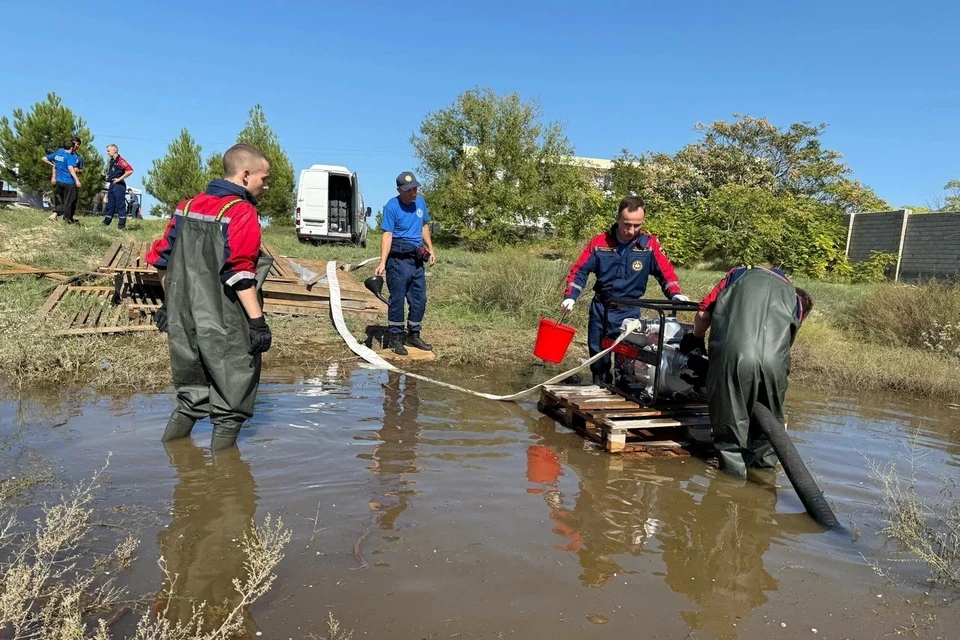 Добровольцы с помощью мотопомп откачивают воду, чтобы предотвратить возможные последствия, связанные с водоснабжением инфраструктуры. Фото: Донецкое РО ВСКС