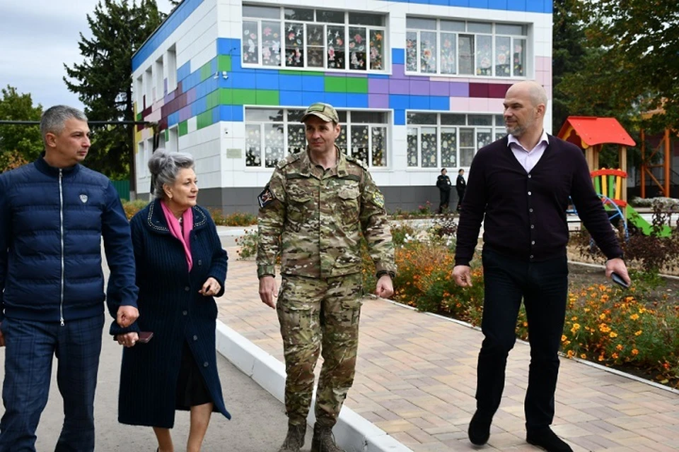Дмитрий Демешин регулярно посещает подшефный город в ДНР. Фото: правительство Хабаровского края.