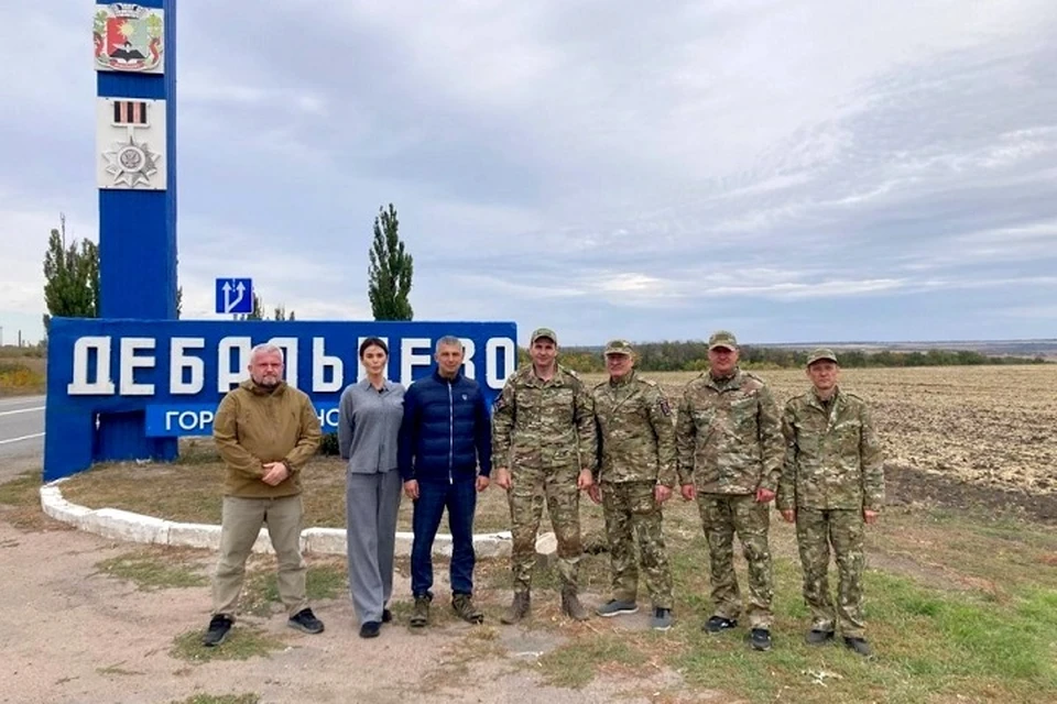 Губернатор Хабаровского края регулярно посещает подшефный город Дебальцево в ДНР. Фото: правительство Хабаровского края.