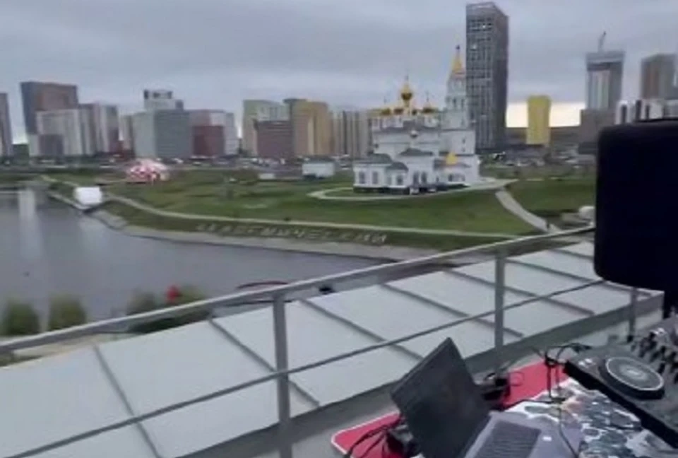 В Академическом устроили вечеринку прямиком на крыше администрации. Фото: скриншот видео