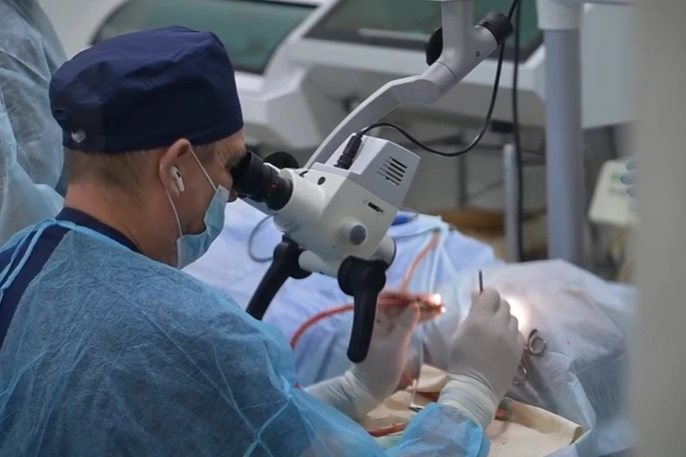 Хирург Виктор Геращенко восстанавливает слух раненым солдатам в Токмаке. Фото: Народный фронт Запорожской области