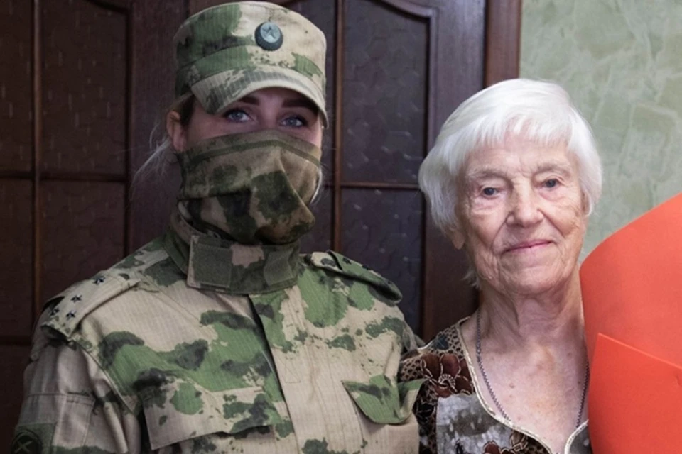 Росгвардейцы в ДНР навестили 97-летнюю труженицу тыла. Фото: Росгвардия