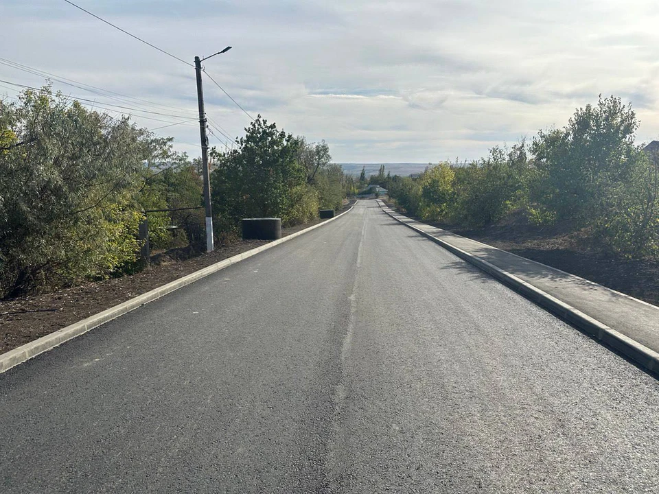 В ходе третьего этапа работ было обновлено асфальтобетонное покрытие и обустроены тротуары.