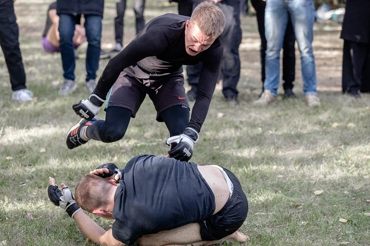 Пинали лежащего без сознания: в массовой драке школьников в Дагестане пострадал подросток