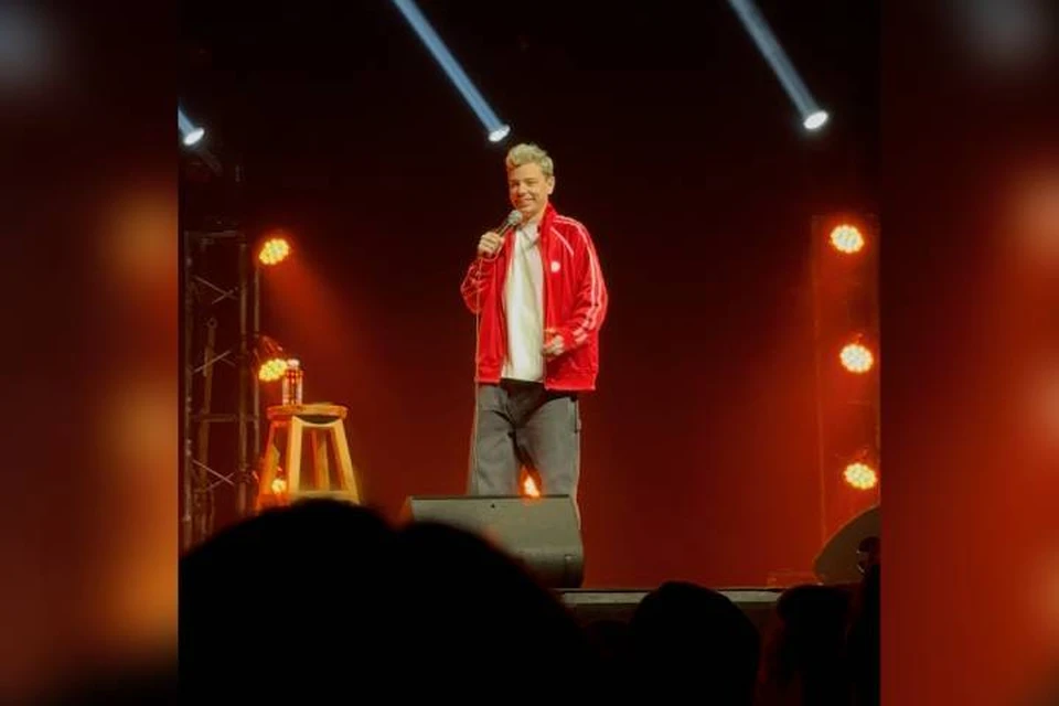 Сергей вышел на сцену без лишнего пафоса.