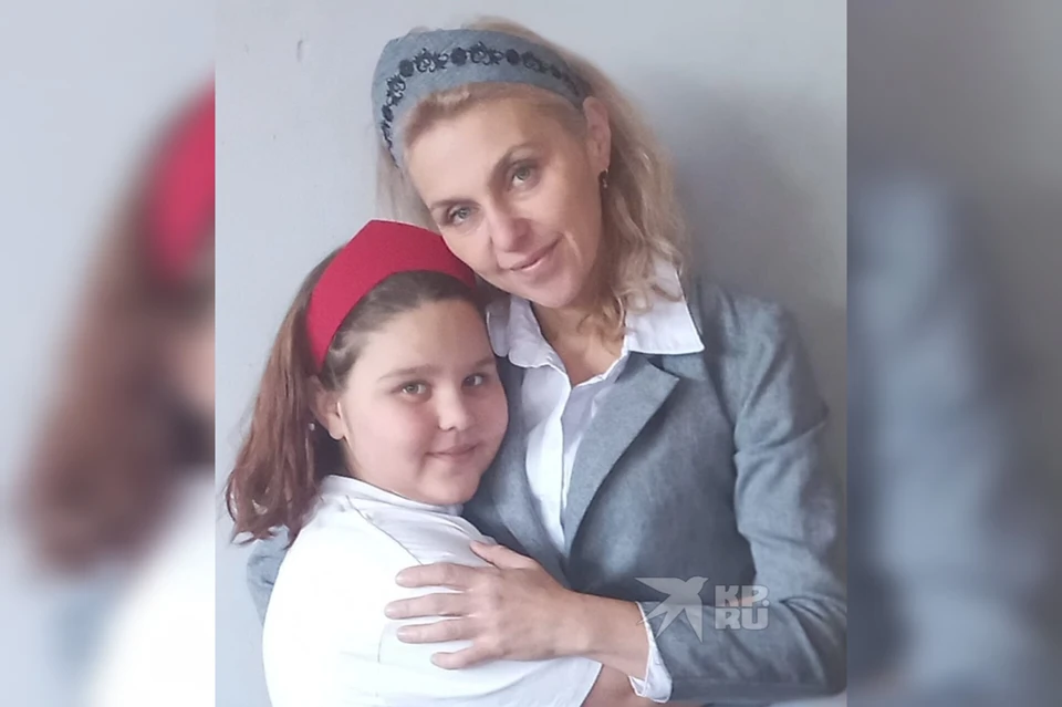 Мама девочки Екатерина Кириченко (справа) считает, что кокошник носить допустимо, так как он больше похож на ободок. Фото: предоставила героиня публикации