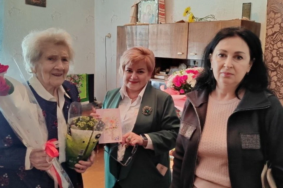 В Международный день пожилых людей социальные работники поздравляли своих подопечных на дому. Фото: Минтруда ДНР