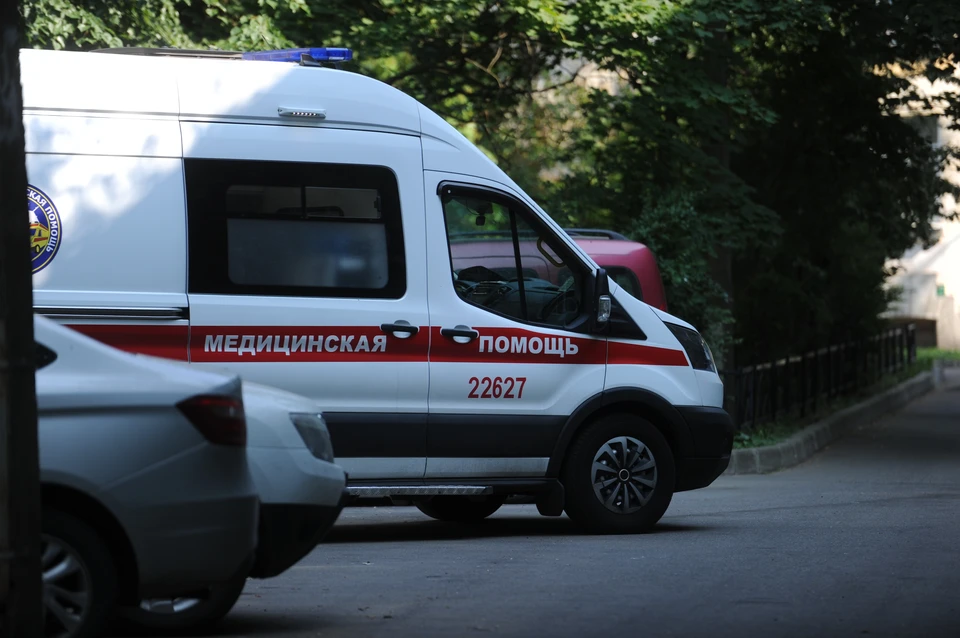 Девочка перебегала дорогу на красный.