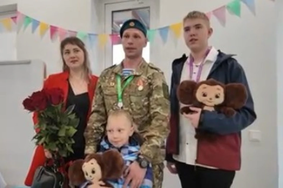 Отличившимся бойцам 337-го полка ВДВ устроили встречу с родными