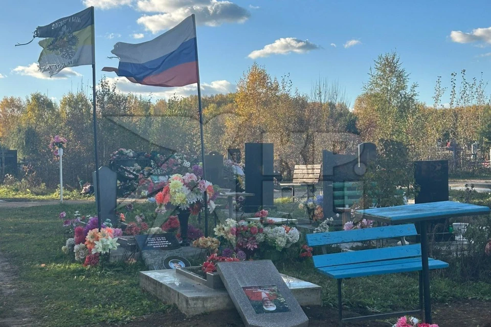 Неизвестные вандалы порвали флаги и повалили надгробия. Фото: читатель "КП"