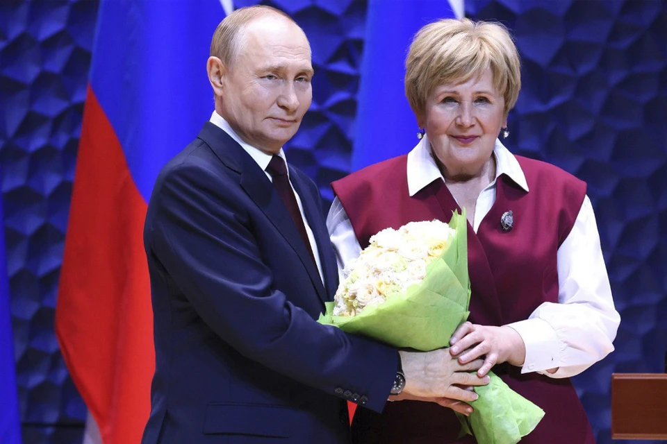 Владимир Путин вручил награду учителю из Ленобласти. Фото: t.me/drozdenko_au_lo