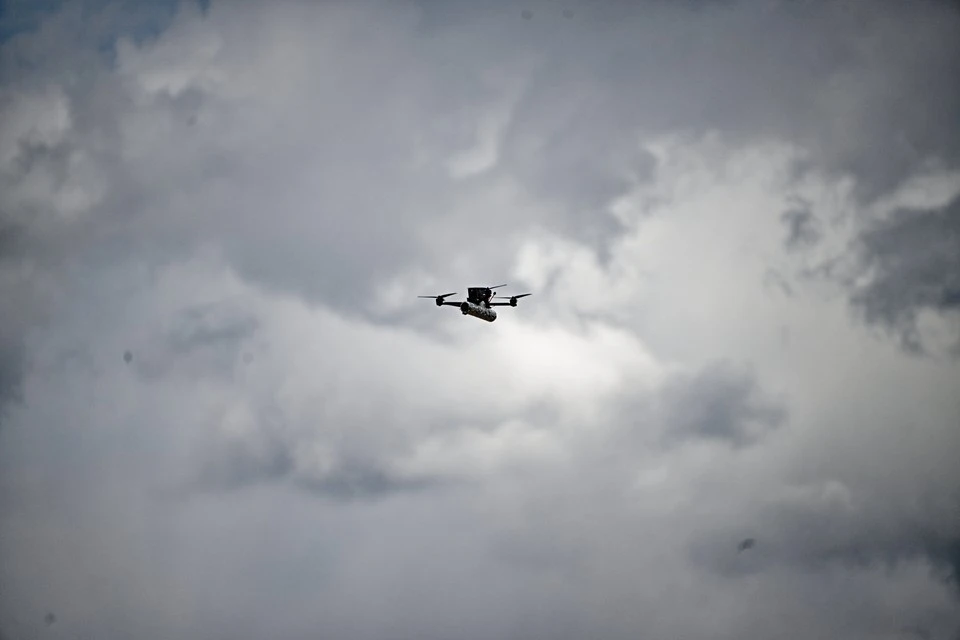 При атаке беспилотников нужно укрыться в ближайшем подземном переходе, паркинге или здании.