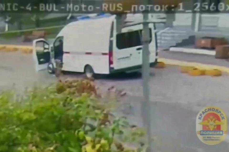 В Красноярске на угонщика автомобиля скорой помощи завели уголовное дело. Фото: стоп-кадр видео МВД