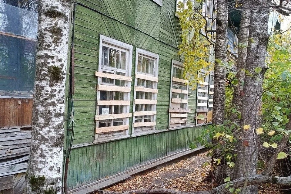 Все окна и двери на первом этаже заколотили досками и фанерой. Фото: пресс-служба администрации Сыктывкара