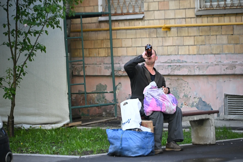 Соседи жалуются на жильца подъезда в Сыктывкаре.