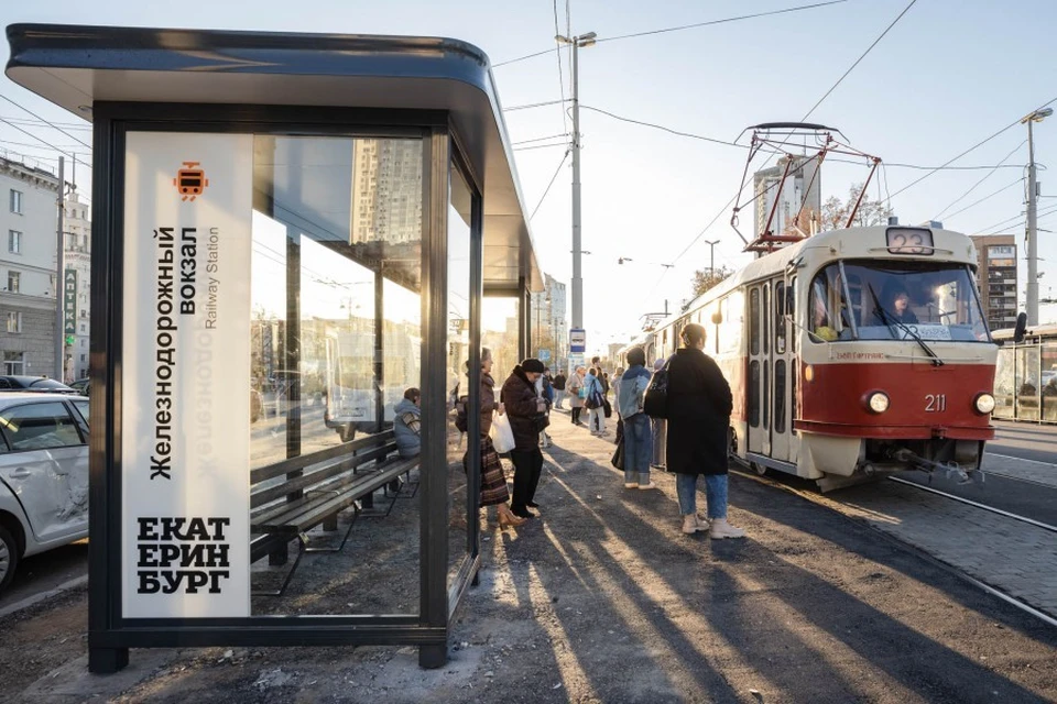В Екатеринбурге начали устанавливать новые 7-метровые остановки. Фото: мэрия Екатеринбурга