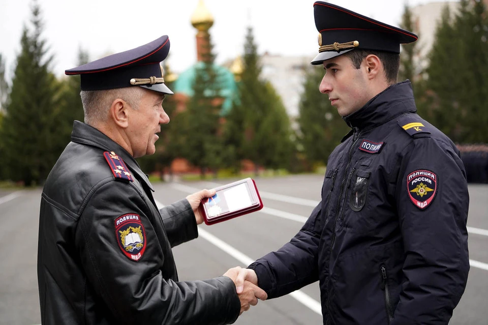 Газимагомед Багатаров вытащил микроавтобус из ледяного потока. Фото: Омская академия МВД России