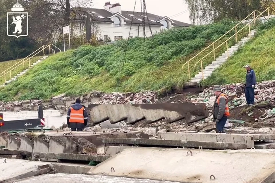 На стадионе в Ярославле демонтируют трибуны.