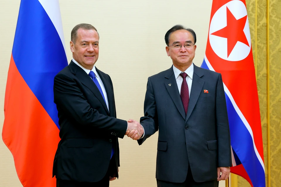 Председатель партии "Единая Россия", заместитель председателя Совета безопасности РФ Дмитрий Медведев и секретарь Центрального комитета Трудовой партии Кореи (ТПК) Чо Ён Вон. Фото: Екатерина Штукина/POOL/ТАСС.