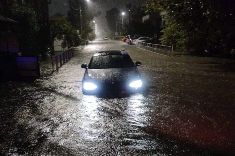 Местами машины "поплыли". Фото: МЧС России по Краснодарскому краю