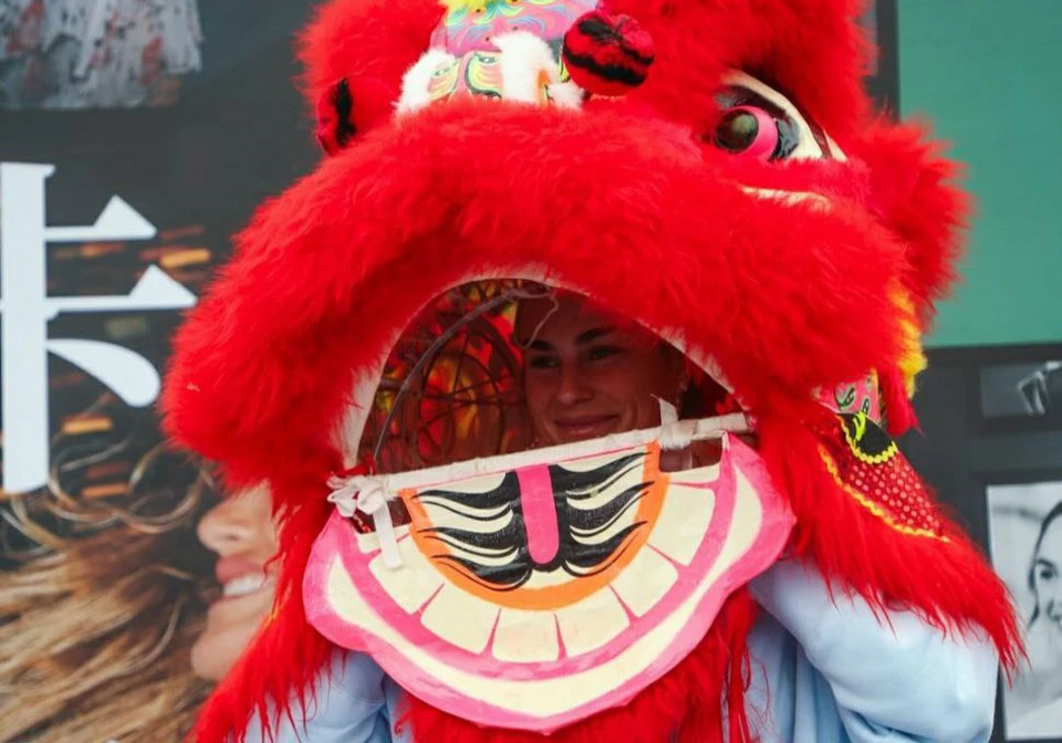 Соболенко в Китае не только в теннис играет. Фото: социальные сети турнира в Ухане.