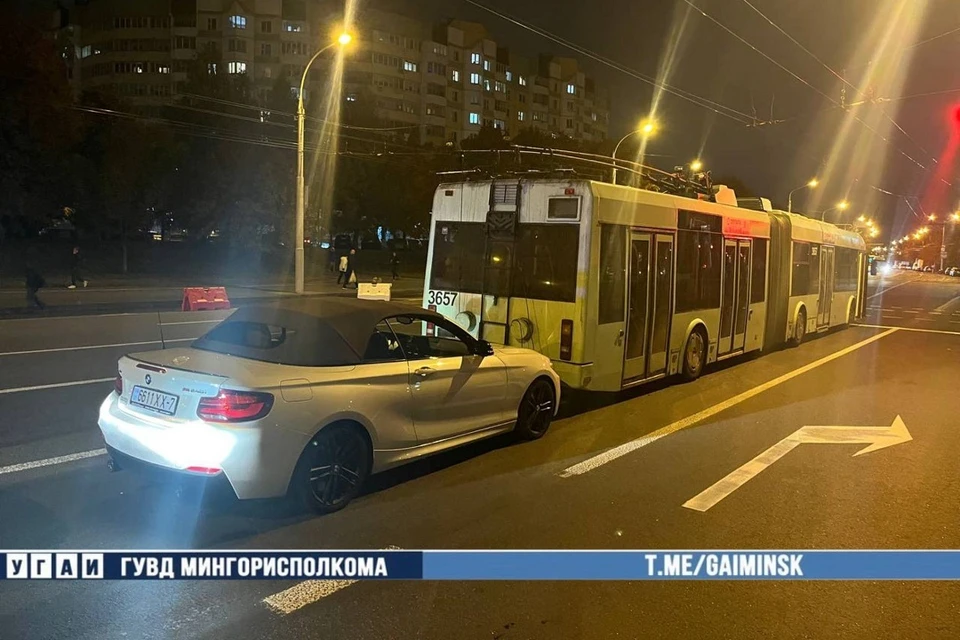 В Минске произошло ДТП с кабриолетом и троллейбусом. Фото: УГАИ ГУВД Мингорисполкома.