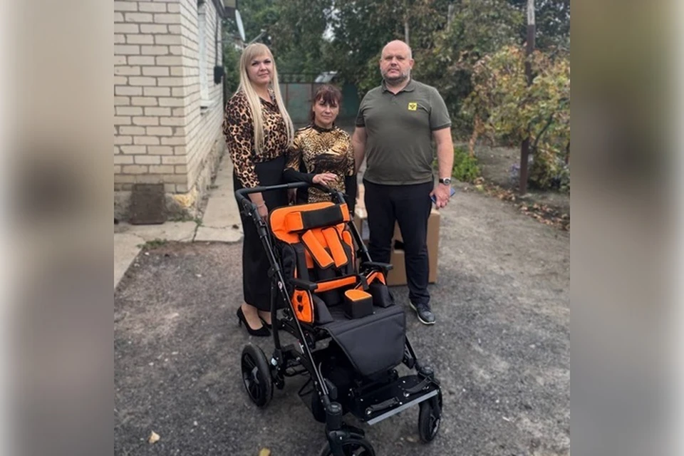 В Тарасовку крымские волонтеры доставили инвалидное кресло для ребенка с ДЦП. Фото: администрация Алешкинского округа