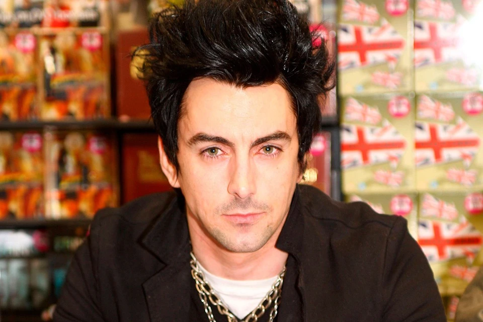 Daily Mail: Вокалиста группы Lostprophets Иэна Уоткинса зарезал сокамерник