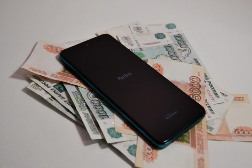 Школьница тайком взяла мамин смартфон и перевела деньги мошенникам.