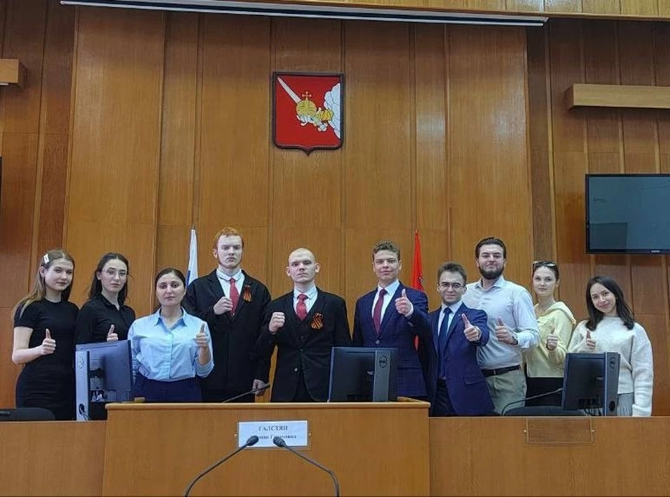 Первый опыт политической деятельности молодежь получает в Молодежном парламенте.