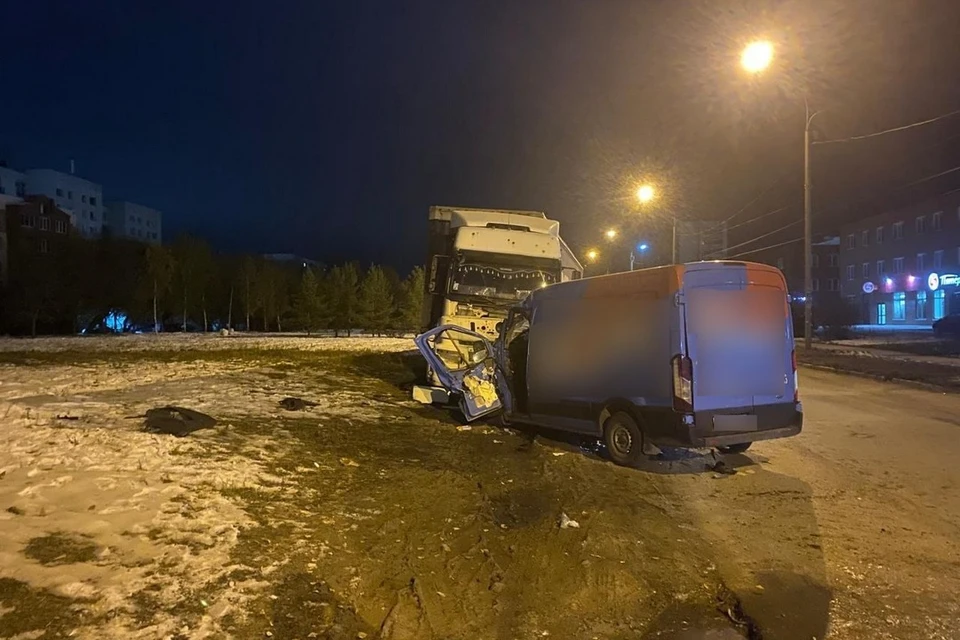 Микроавтобус маркетплейса столкнулся с фурой в Новосибирске. Фото: ГАИ Новосибирской области